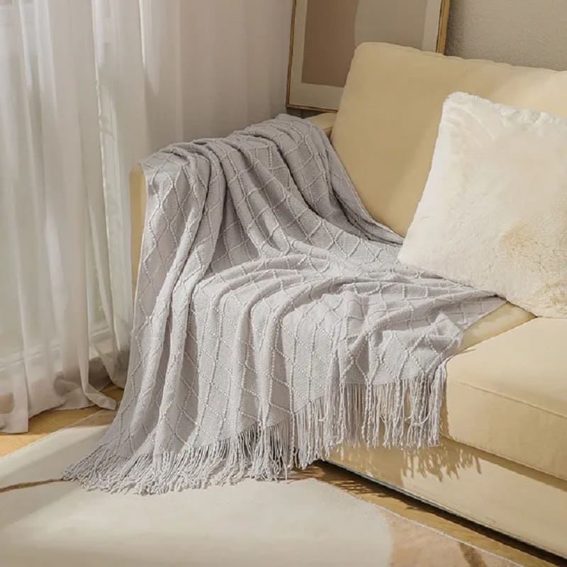 Plaid Gris Clair Élégant : Douceur et Raffinement pour un Intérieur Chaleureux